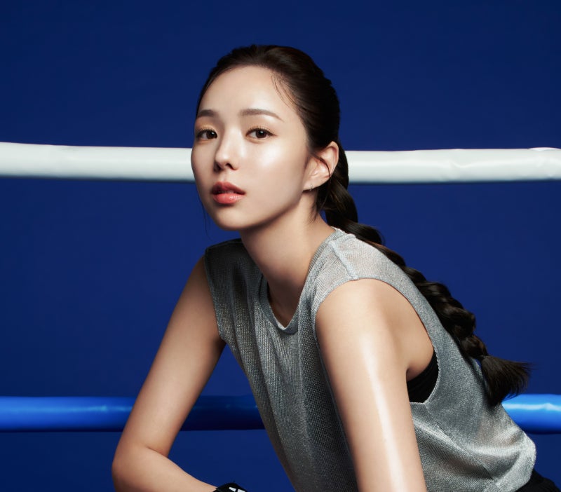 푸른 배경 앞 슈링크 유니버스 브랜드 모델